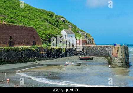 Porthgain Hafen Pembrokeshire Coast National Park. Einen kleinen Hafen einmal besetzt Versand aus Fels und Stein und Versand in Fisch. Stockfoto