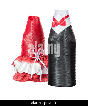 Abdeckungen für Flaschen als Anzüge, Braut und Bräutigam auf einem weißen Hintergrund closeup Stockfoto