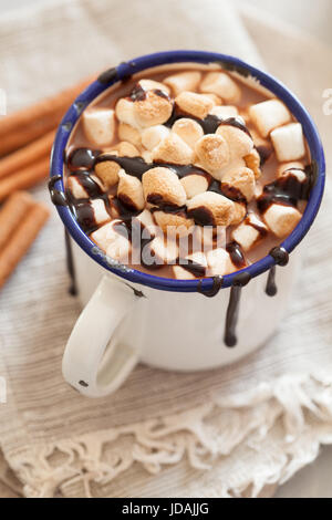 S' mores heiße Schokolade Mini Marshmallows Zimt Winter trinken Stockfoto