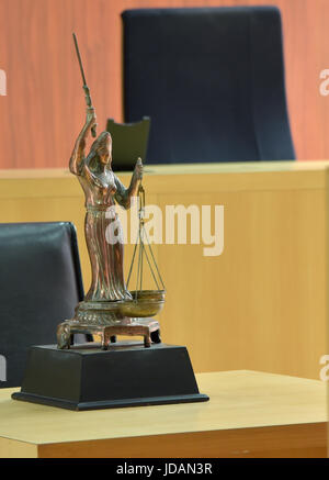 Eine Statue des Gesetzes vor Gericht Bank Stockfoto