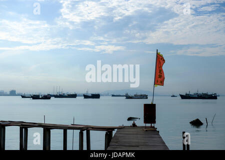 Blick auf Penang Hafen von der Promenade von Lee Jetty, einer der sechs chinesischen Clan Molen von Penang, George Town, Pulau Pinang, Malaysia. Stockfoto