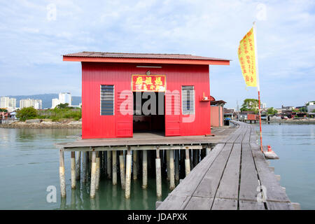 Eine kleine betende Hütte auf der Promenade von Tan Jetty, eines der sechs chinesischen Clan Molen Penang, Pulau Pinang, Malaysia. Stockfoto