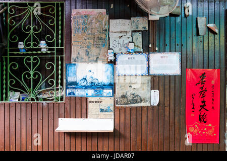 Plakate auf eine Hausfront am Kauen Steg, eines der sechs chinesischen Clan Molen Penang, Pulau Pinang, Malaysia. Stockfoto