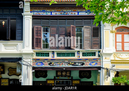 Louvered Fensterläden und kunstvollen Dekorationen auf diesem Peranakan (Straits Chinese) zweistöckiges Shophouse in George Town, Pulau Pinang (Penang), Malaysia. Stockfoto