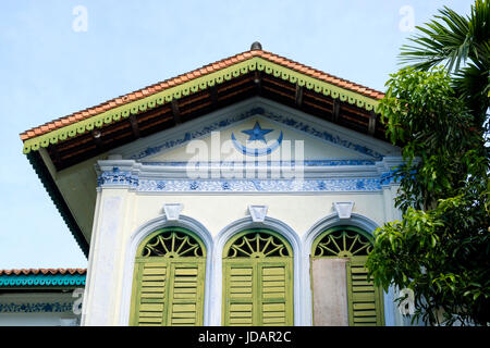 Obergeschoss und Dach von Malaysia, Pulau Pinang (Penang), George Town, Penang Islamic Museum (AKA Syed Alatas Mansion). Stockfoto