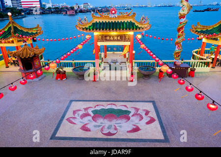 Niedrigeren Niveau der Chinesen Hean Boo Thean Tempel - Kuan Yin ("Göttin der Barmherzigkeit") - in der Abenddämmerung, George Town, Pulau Pinang, Malaysia. Stockfoto