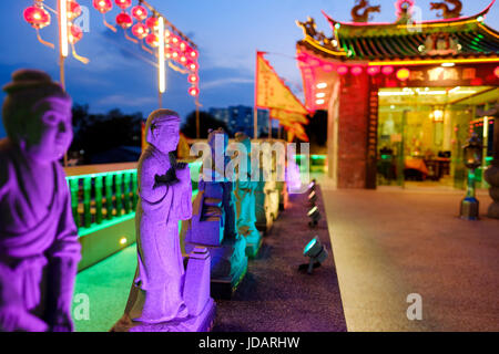 Statuen vor dem wichtigsten Heiligtum auf dem Oberdeck des chinesischen Hean Boo Thean Tempel, George Town, Pulau Pinang, Malaysia. Stockfoto