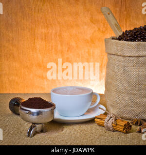 Satz von Kaffee, Kaffee, gemahlener Kaffee im Siebträger, Zimt, Sternanis Stockfoto