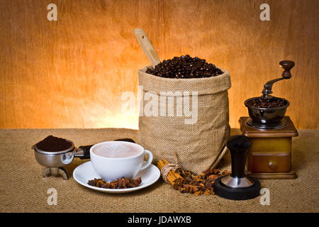 Satz von Kaffee, Kaffee, gemahlener Kaffee im Siebträger, Zimt, Sternanis, Sabotage- und Kaffeemühle Stockfoto