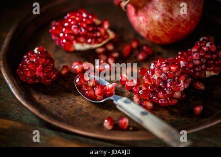 Frische geschälte Granatäpfel mit Rubin rote Bohnen Stockfoto