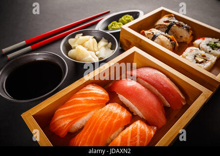 Verschiedene Arten von Sushi in Bambus Teller gedient Stockfoto