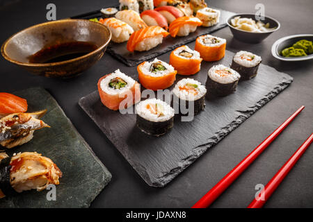 Verschiedene Arten von Sushi Rollen. Japanisches Essen. Stockfoto