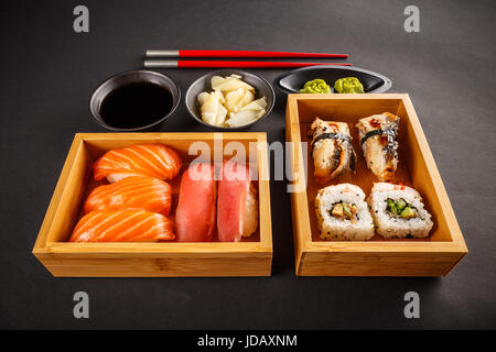Sushi Set, Sushi-Rollen serviert in Bambus-Kiste Stockfoto