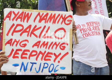 Quezon City, Philippinen. 19. Juni 2017. Plakate und Hemd als Protest. Bildnachweis: George Buid/Pacific Press/Alamy Live-Nachrichten Stockfoto