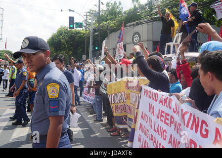 Quezon City, Philippinen. 19. Juni 2017. Ein Polizist mans die Straße Verkehr zu kontrollieren, wie Demonstranten zeigen. Bildnachweis: George Buid/Pacific Press/Alamy Live-Nachrichten Stockfoto