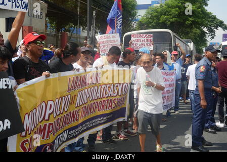 Quezon City, Philippinen. 19. Juni 2017. Demonstranten drängten sich vor LTO und verursacht Verkehr. Bildnachweis: George Buid/Pacific Press/Alamy Live-Nachrichten Stockfoto