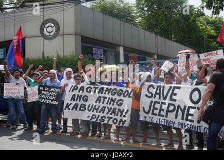 Quezon City, Philippinen. 19. Juni 2017. Demonstranten blockiert die Einfahrt des LTO-zentrale. Bildnachweis: George Buid/Pacific Press/Alamy Live-Nachrichten Stockfoto