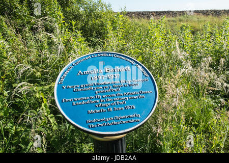 Plakette für Amelia Earhart, erste, Weiblich, Frau, Solo, Flug, hier, bei Pwll, Millennium, Coastal, Pfad, am Llanelli,Carmarthenshire,West,Wales,U.K.,UK,GB, Stockfoto