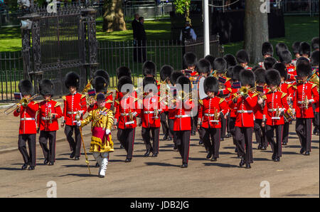 Ein Schlagzeugmajor führt die massierten Bands der Guards Division bei der Trooping the Color auf der Horse Guards Parade in London, Großbritannien, 2017 Stockfoto