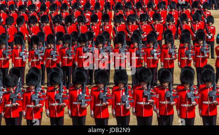 Soldaten der irischen Garde marschieren bei der Parade der Horse Guards, London, Großbritannien, 2017, zur Parade der Queens Birthday oder Trooping the Color Stockfoto