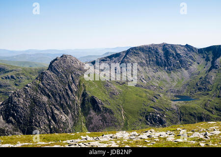 Blick zum Mount Tryfan Peak Llyn Bochlwyd und Glyder Fach vom Stift yr Ole Wen in Berge von Snowdonia-Nationalpark. Ogwen, Conwy, North Wales, UK Stockfoto