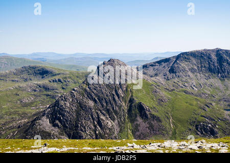 Blick auf Mount Tryfan Nordgrat und Gipfel mit Glyder Fach darüber hinaus gesehen vom Stift yr OLE-Wen in die Berge von Snowdonia-Nationalpark. Ogwen Wales UK Stockfoto
