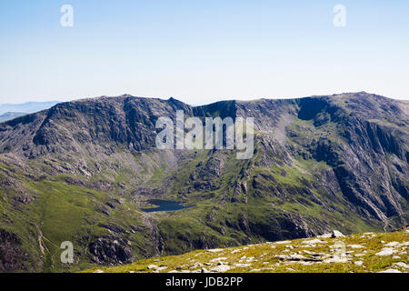 Ansicht nach Llyn Bochlwyd, Glyder Fach und Y Gribin Ridge mit Glyder Fawr oben Idwal Platten gesehen vom Stift yr Ole Wen im Snowdonia National Park Wales UK Stockfoto