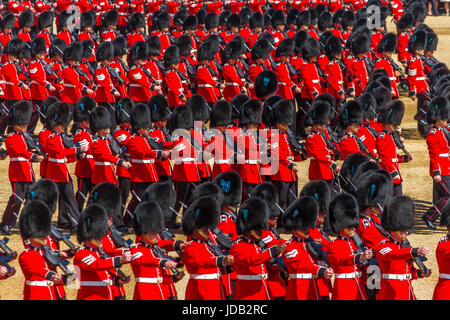 Soldaten der irischen Garde marschieren bei der Parade der Horse Guards, London, Großbritannien, 2017, zur Parade der Queens Birthday oder Trooping the Color Stockfoto