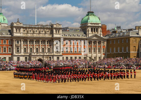 Soldaten und die massierten Bands stehen in Formation bei der Trooping the Color Ceremony auf der Horse Guards Parade, London, Großbritannien, 2017 Stockfoto
