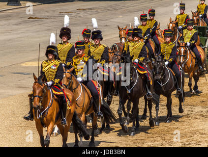 Soldaten der Königstruppe der Royal Horse Artillery auf Pferden, die Feldgewehrwagen bei Trooping the Color ziehen, Horse Guards Parade London, Großbritannien Stockfoto