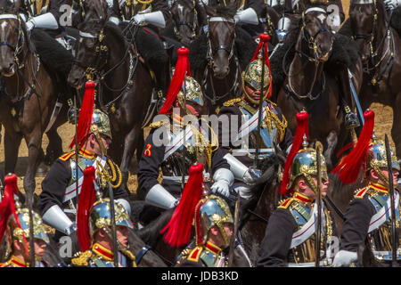 Soldiers of the Blues and Royals zu Pferd bei der Horse Guards Parade bei Trooping the Colour Ceremony in London, Großbritannien, 2017 Stockfoto