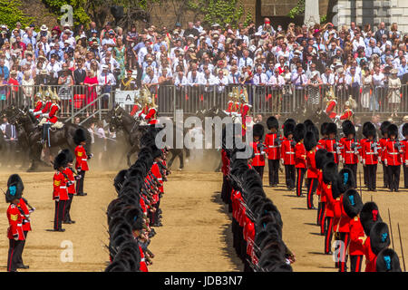 Soldaten der irischen Garde marschieren in Formation bei der Horse Guards Parade, bei Trooping the Color, London, Großbritannien, 2017 Stockfoto