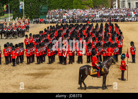 Die Irish Guards stehen in Formation bei der Trooping the Color oder Queens Birthday Parade bei der Horse Guards Parade, London, UK, 2017 Stockfoto