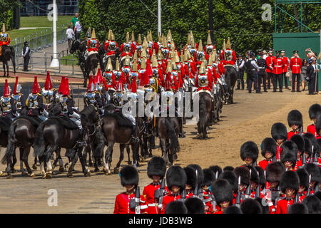 Die Life Guards auf dem Pferderücken verlassen Horse Guards Parade Ground gehen zurück die Mall in Trooping the Color, London, UK, 2017 Stockfoto