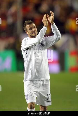 DAVID BECKHAM APPLAUDIERT ENGLAND Spanien gegen ENGLAND ESTADIO RAMON SANCHEZ PIZJUAN Sevilla Spanien 11. Februar 2009 Stockfoto