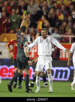 DAVID BECKHAM bekommt IN S V ENGLAND ESTADIO RAMON SANCHEZ PIZJUAN Sevilla Spanien 11. Februar 2009 gebucht. Stockfoto