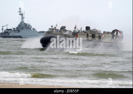 Eine amerikanische Landing Craft Air Cushion LCAC 86 während der 45. Ausgabe der Übung BALTOPS 2017 BALTIC OPERATIONS in Ustka, Polen, 14. Juni 2017 © Wojc Stockfoto