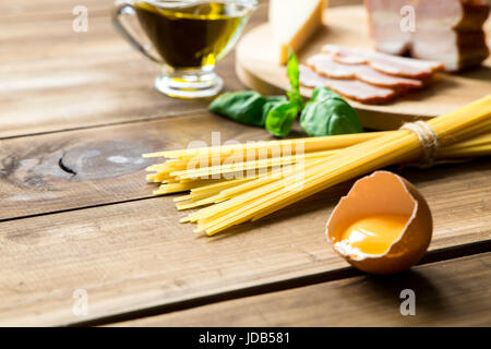 Italienische Carbonara Zutaten auf hölzernen Hintergrund Stockfoto