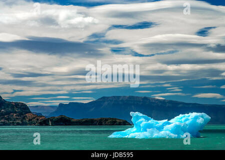 Kleiner Eisberg am Lago O'Higgins in Patagonien zwischen Chile und Argentinien Stockfoto