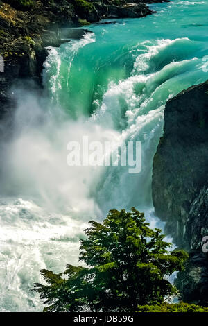 Schönen und mächtigen Wasserfall Salto Grande im Torres del Paine Nationalpark in Chile Stockfoto