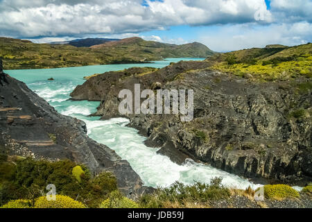 Schönen und mächtigen Wasserfall Salto Grande im Torres del Paine Nationalpark in Chile Stockfoto