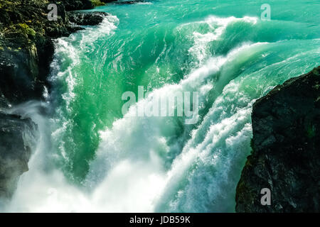 Schönen und mächtigen Wasserfall Salto Grande im Torres del Paine Nationalpark in Chile Stockfoto