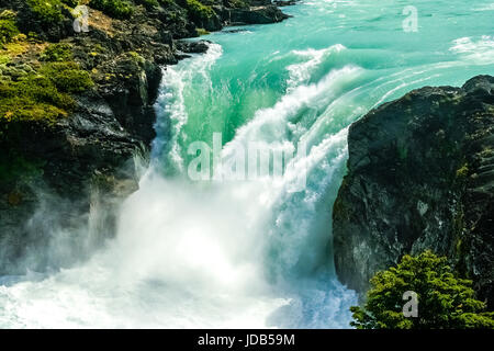 Schönen und mächtigen Wasserfall Salto Grande im Torres del Paine Nationalpark in Chile Stockfoto