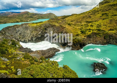 Schönen und mächtigen Wasserfall Salto Grande im Torres del Paine Nationalpark in Chile Stockfoto