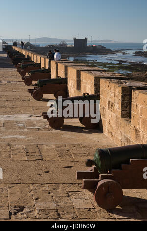 Eine Reihe von alten Kanonen zu schützen die Wände der Stadt Essaouira in Marokko Stockfoto