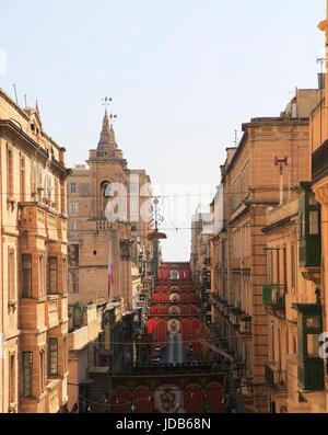 Fahnen schmücken historische Straße im Zentrum von Valletta, Malta Stockfoto