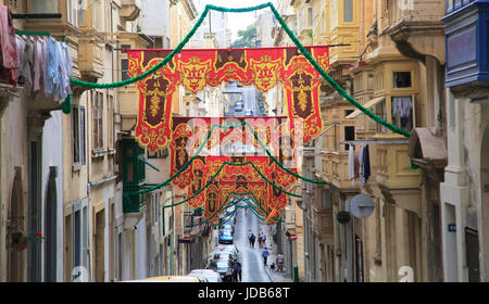 Fahnen schmücken historische Straße im Zentrum von Valletta, Malta Stockfoto