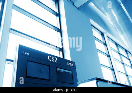 Boarding Gate-Symbol, und Chinas Shanghai Pudong Flughafen. Stockfoto