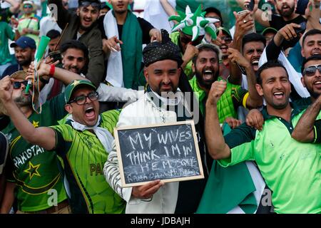 Pakistan-Fans anfeuern gibt es Team während des ICC Champions Trophy 2017 Finales zwischen Pakistan und Indien an das Oval in London. 18. Juni 2017 *** nur zur redaktionellen Verwendung *** Stockfoto