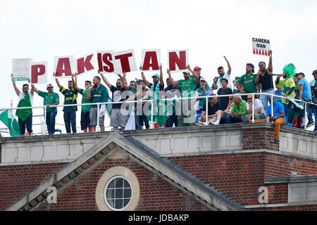 Pakistan-Fans anfeuern gibt es Team während des ICC Champions Trophy 2017 Finales zwischen Pakistan und Indien an das Oval in London. 18. Juni 2017 *** nur zur redaktionellen Verwendung *** Stockfoto